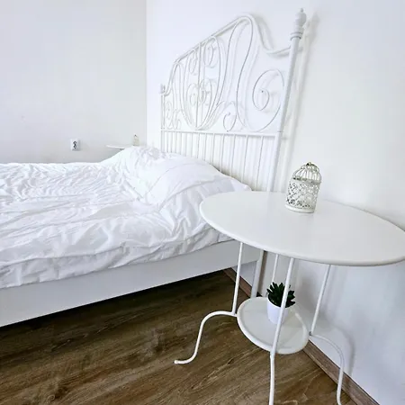 Apartment Romantic Next To Sea Garden